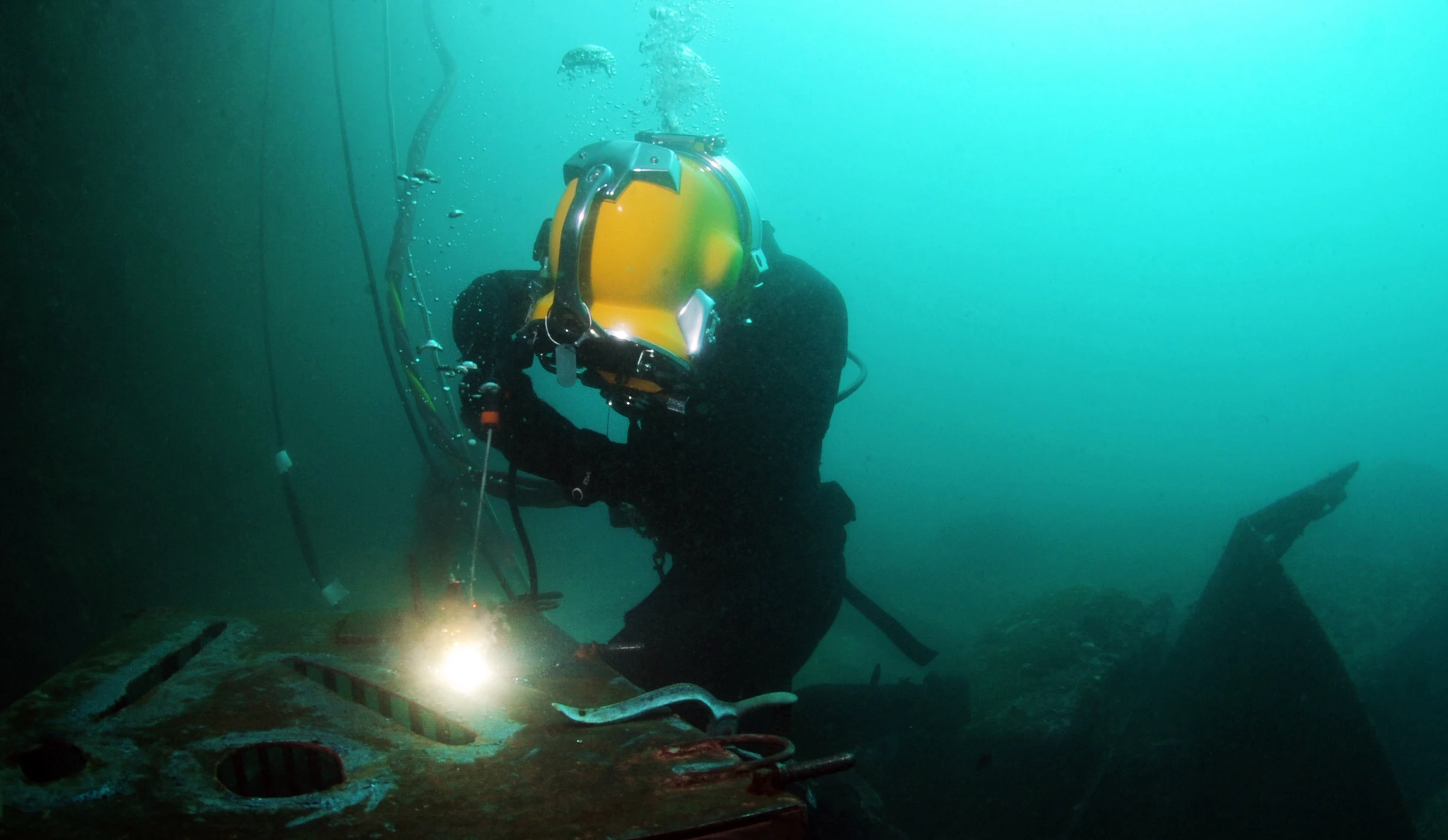 Tantangan dan Risiko dalam Layanan Bawah Air / Underwater service